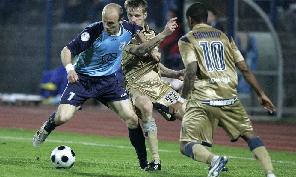 Cibalia _ Dinamo 2-0 (Dino Kresinger, plavi, između Bišćana i Sammira)