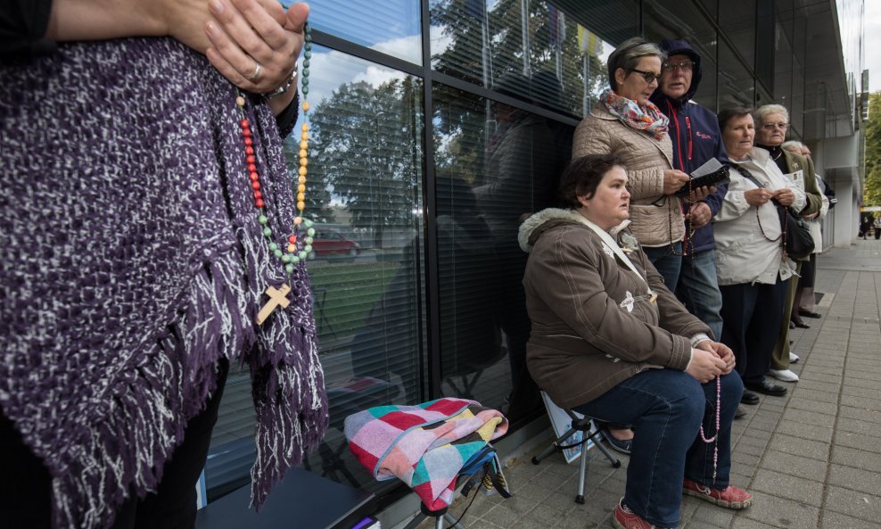 Aktivisti protiv pobačaja mole ispred vukovarske bolnice