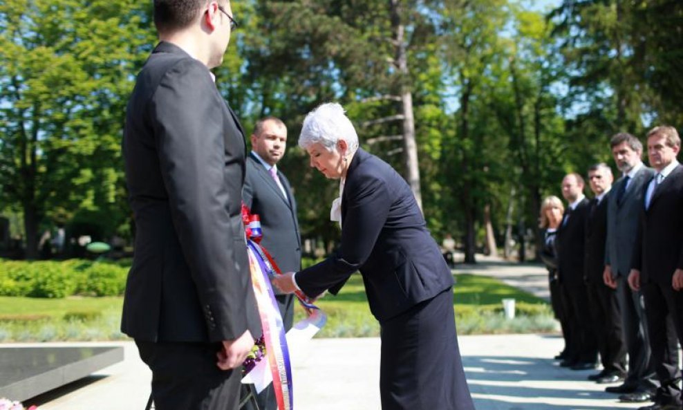 Predsjednica vlade RH Jadranka Kosor sa ministrima položila je vijenac na grob Franje Tuđmana povodom njegovog rođendana.