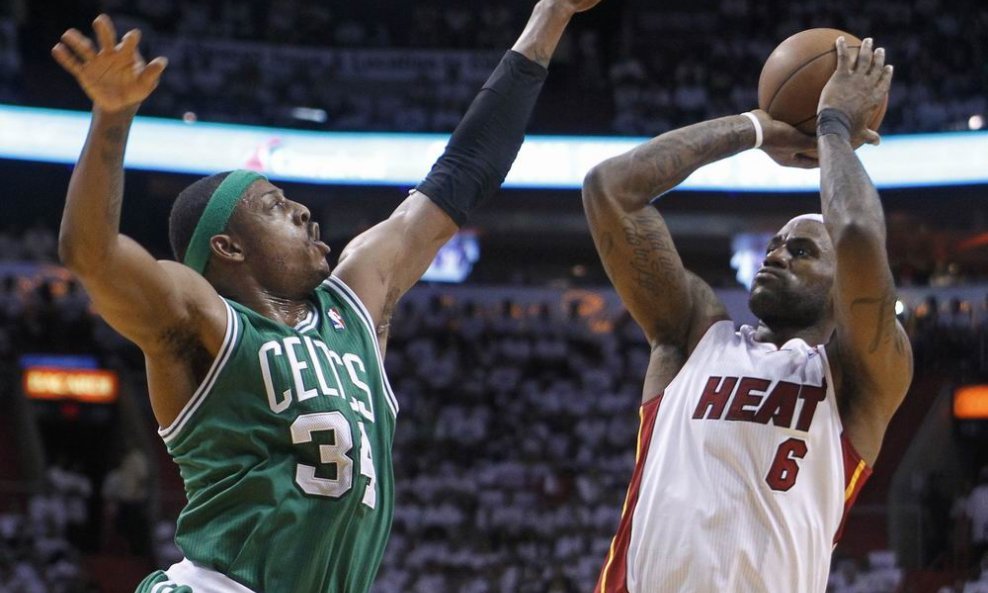LeBron James (d) i Paul Pierce