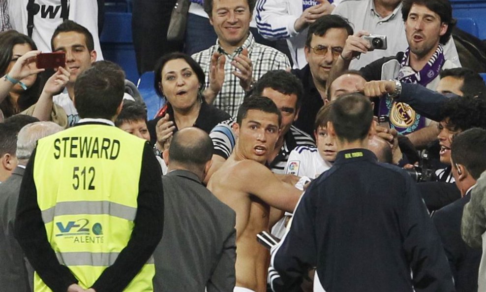 Cristiano Ronaldo - potpis i fotografiranje s navijačem kojeg je pogodio u nos