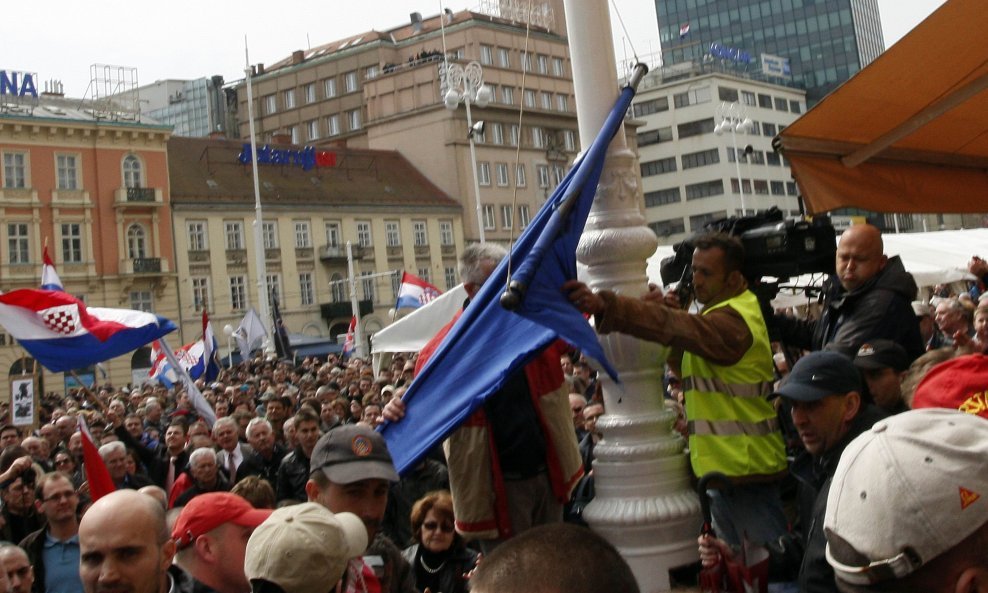 skidanje zastave eu