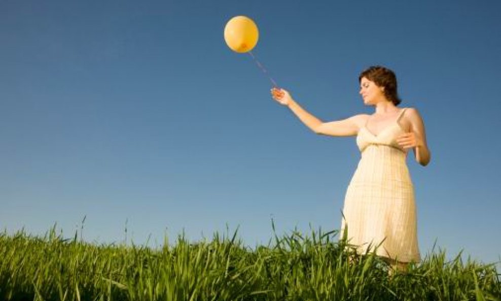 žena balon priroda ljeto