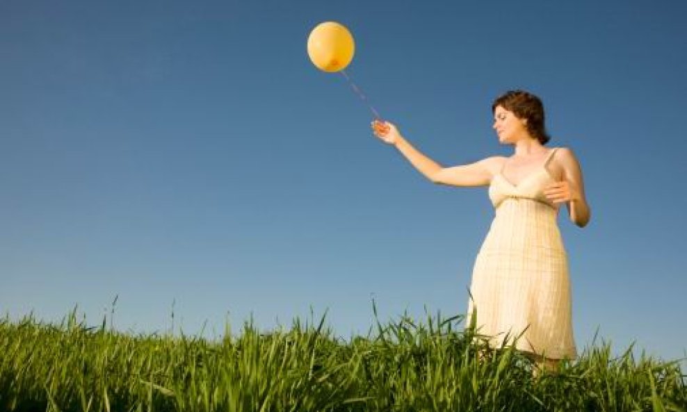 žena balon priroda ljeto