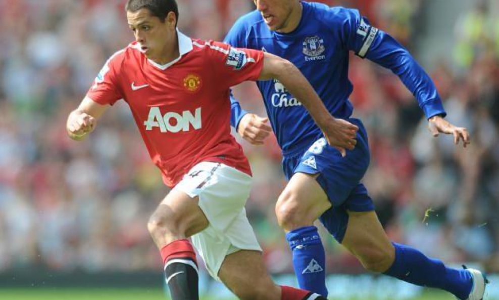 Javier Hernandez (l) i Phil Neville (Everton)