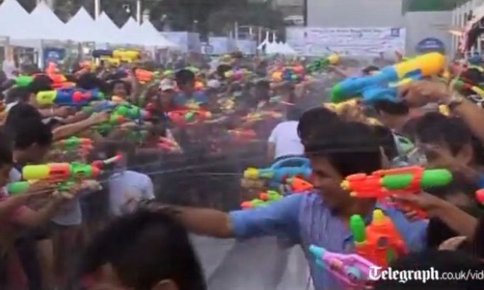 Tajlanđani obaraju rekord pištolji na vodu