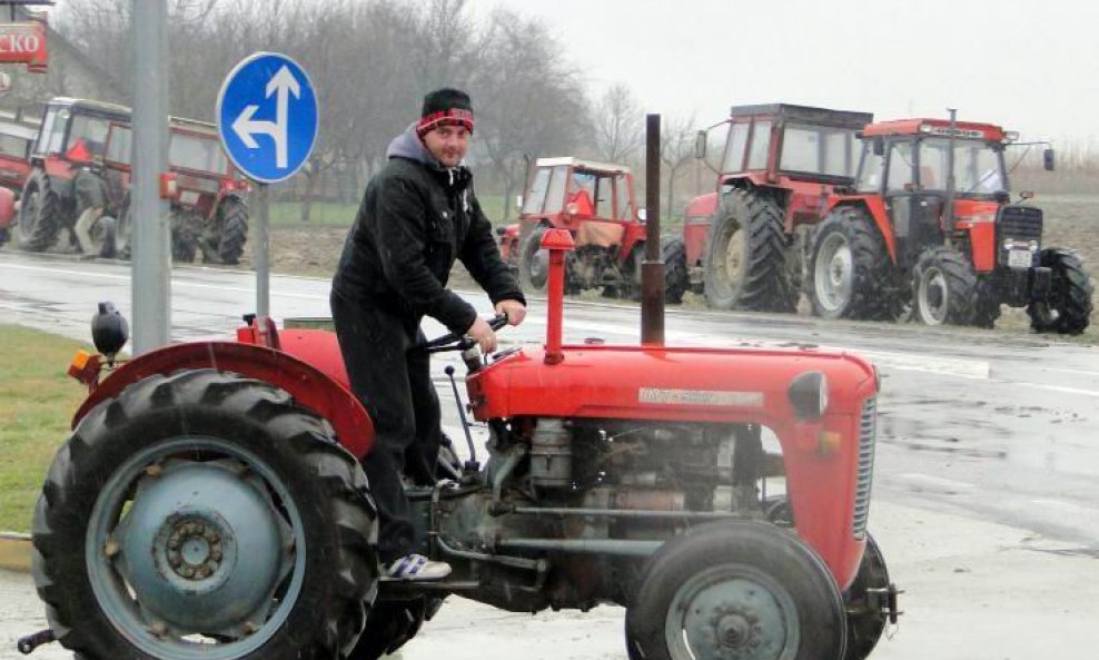 seljačka buna seljaci traktor