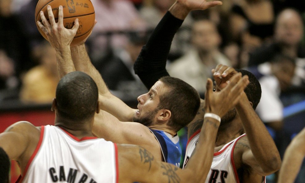 Jose Juan Barea (u sredini) Marcus Canby (L) i LaMarcus Aldridge (R)