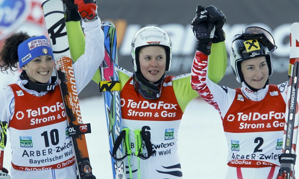 Viktoria Rebensburg (u sredini), Federica Brignone (lijevo) i Kathrin Zettel (desno)