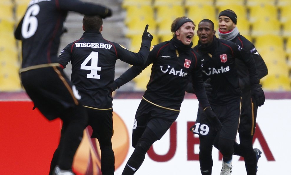 Luuk de Jong (u sredini) zabio je za vodstvo Twentea
