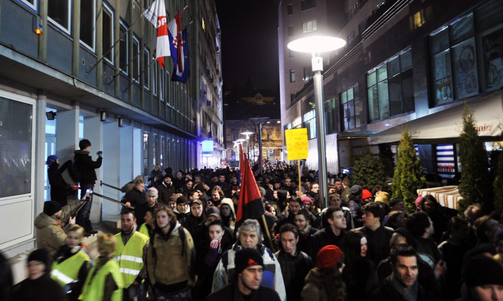 Prosvjednici ispred zgrade HDZ-a i SDP-a (08)