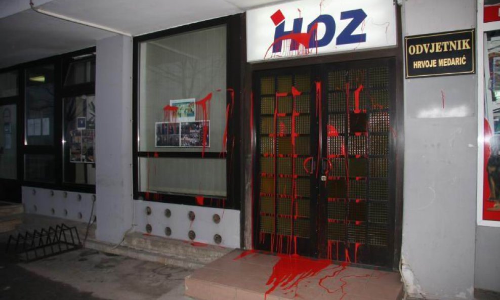 HDZ ZALIVEN CRVENOM BOJOM