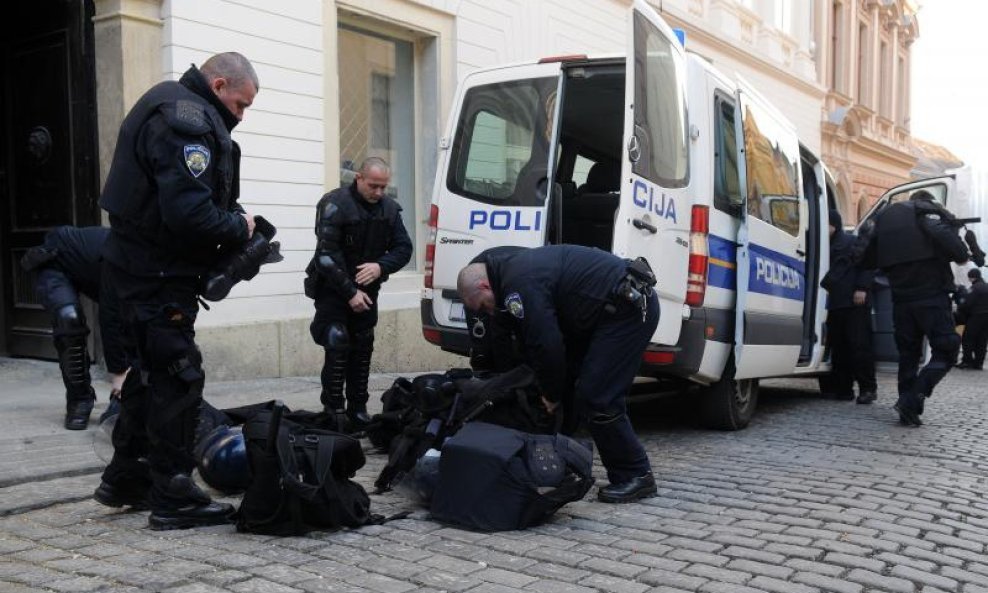 Policija barikade Gornji grad