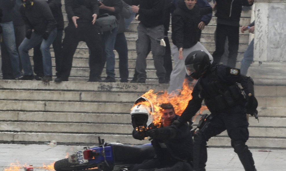 grcka zapaljen policajac