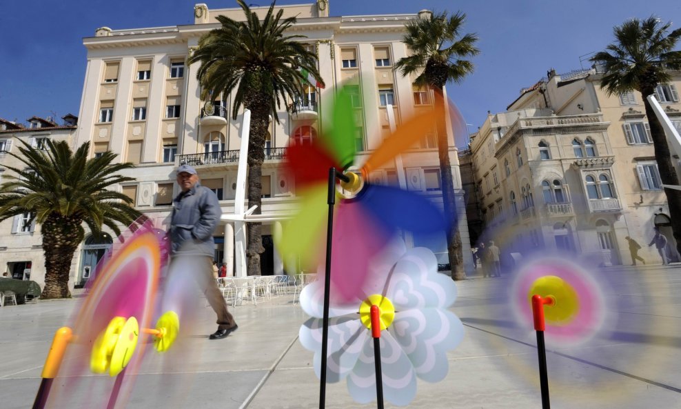 Marčana bura na splitskoj Rivi okreće dječje vjetrolovke. Za utorak meterolozi predvidjaju kišu i naoblačenje.