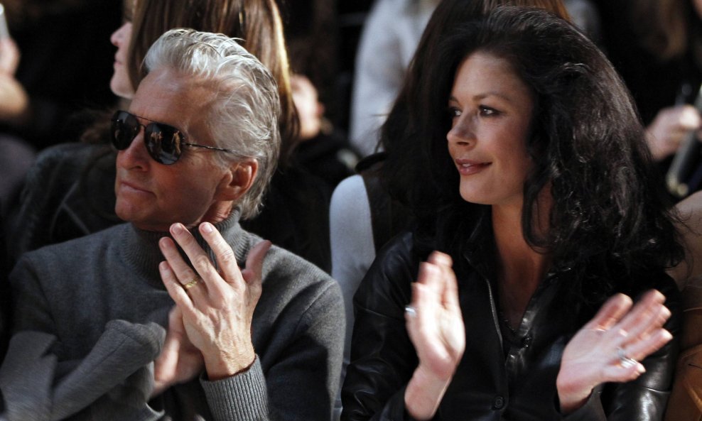 Michael Douglas i Catherine Zeta-Jones na reviji Michaela Korsa 1