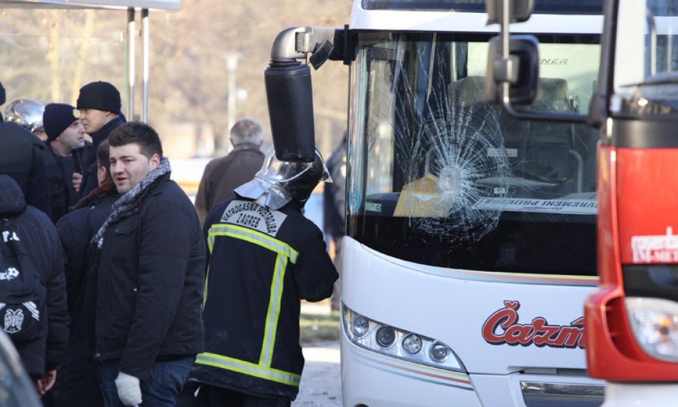 Napadnuti autobus PAOK-ovih navijača (10)