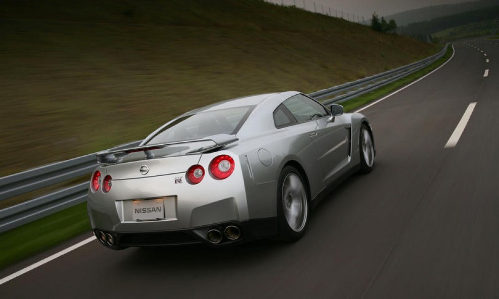 2011-Nissan-GT-R-rear-view