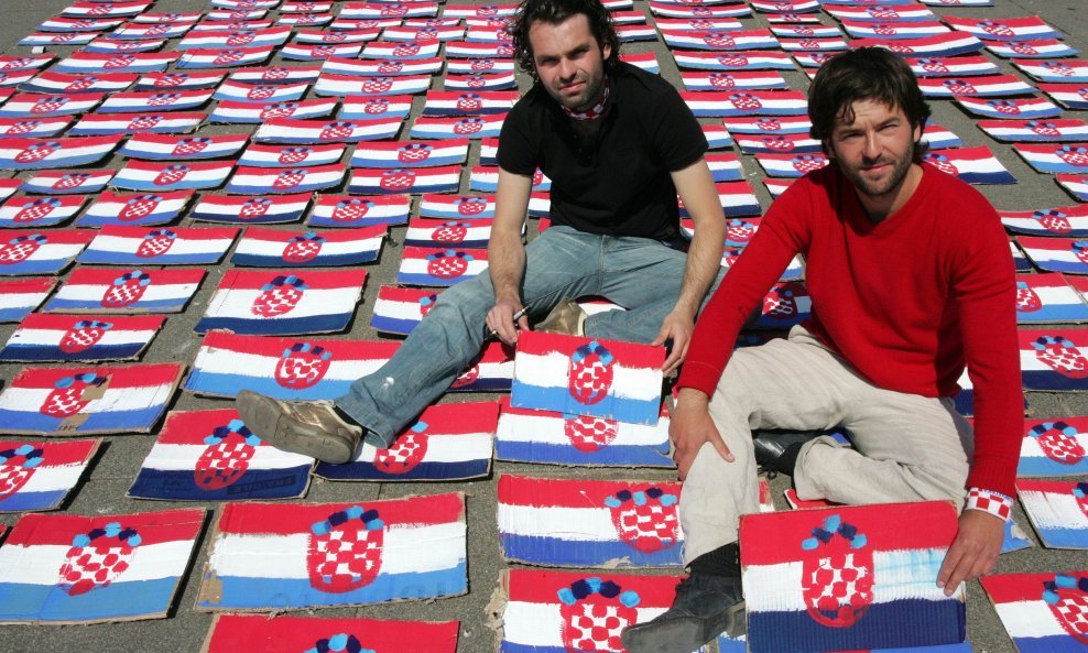 Braća Martin i Roel Van Der Linden iz Nizozemske putuju europskim gradovima i od kartona oslikvaju zastave države u kojoj se nalaze. Kartonske zastave izlažu na ulici i djele ih prolaznicima.