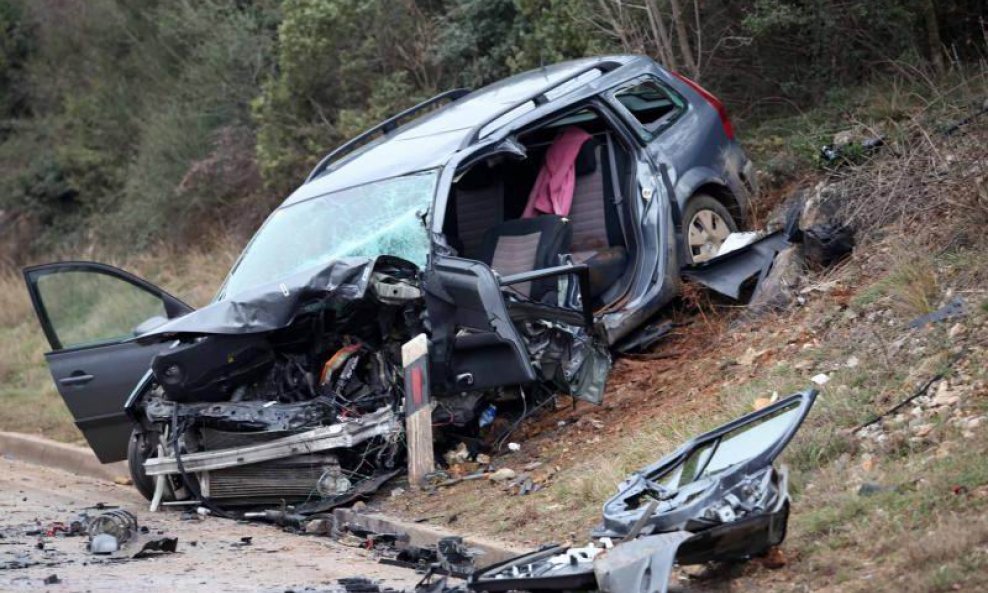 prometna nesreća smrskan auto istra