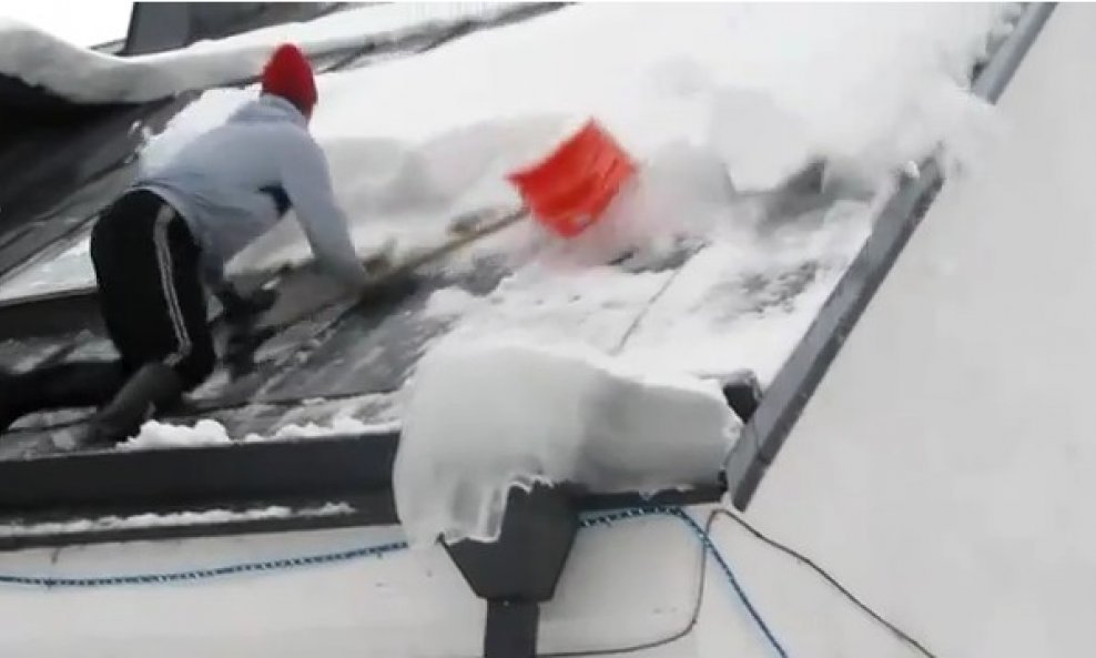 kako Estonac čisti snijeg