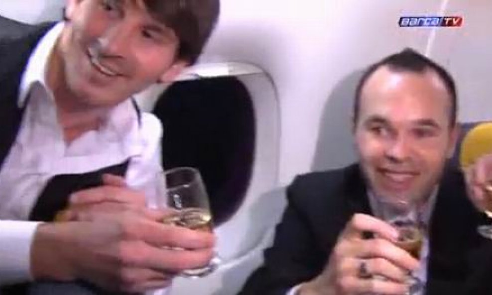 Messi, Iniesta i Xavi uz šampanjac u avionu