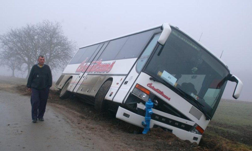 autobus prometna nesreća slijetanje