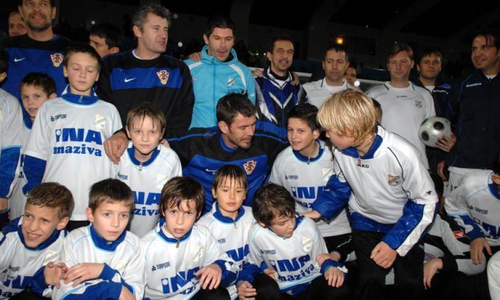Nogometne legende s djecom (Bilić, Šuker)