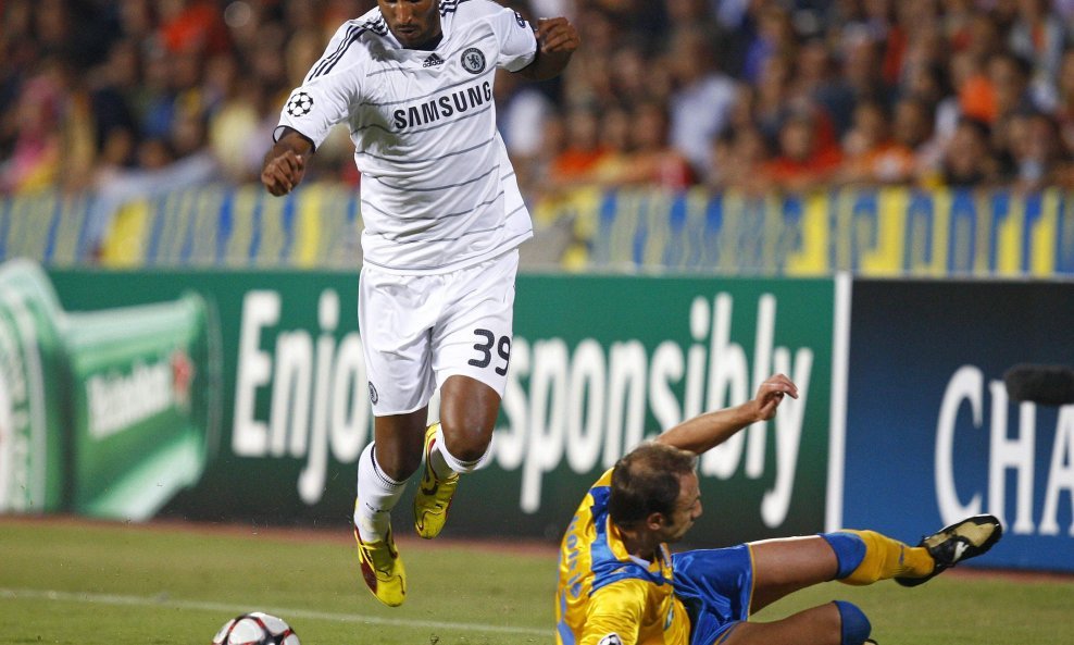 APOEL - Chelsea 0-1, Nicolas Anelka i Christos Kontis