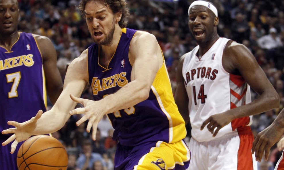 Pau Gasol i Julian Wright (R)