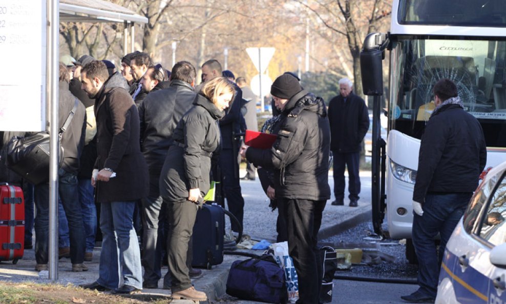 Napadnuti autobus PAOK-ovih navijača (12)