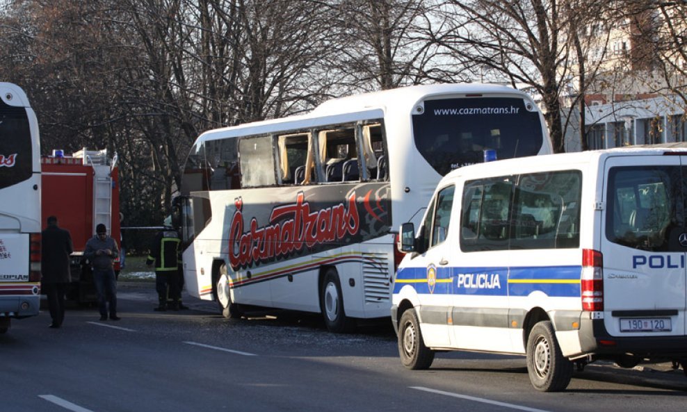 Napadnuti autobus PAOK-ovih navijača (6)
