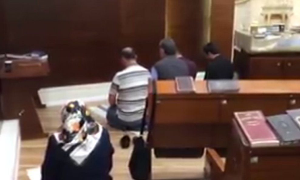 Skupina muslimana tijekom molitve u sinagogi