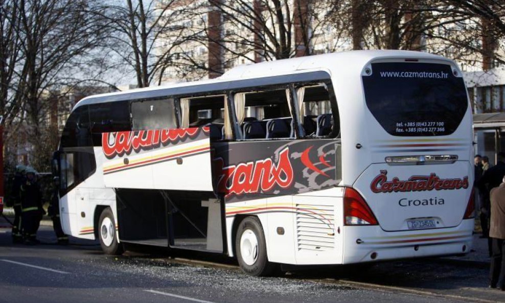 Razbijeni autobus Čazmatransa koji je prevozio navijače POAK-a