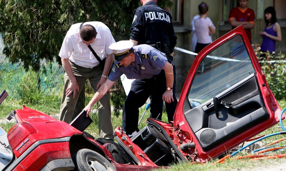 prometna NESREĆA auto u kanalu