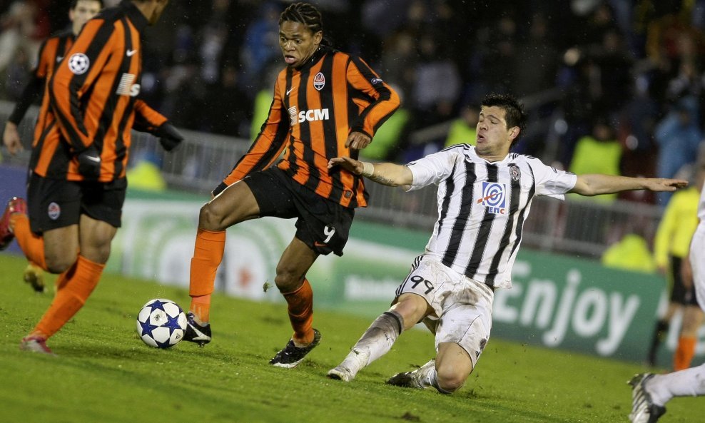 Milan Smiljanić (Partizan) vs Luiz Adriano (Šahtar) Liga prvaka 2010-11