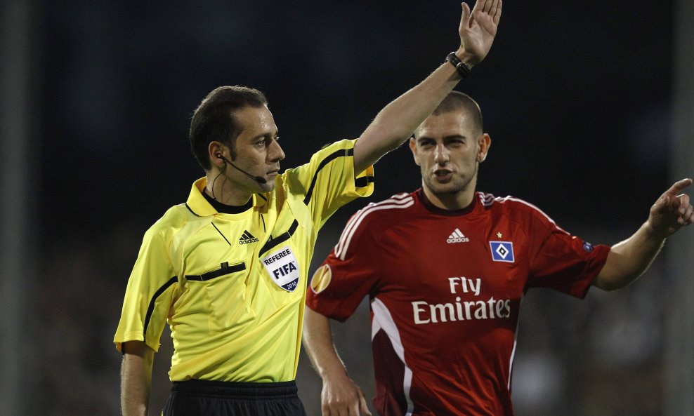 Sudac Cuneyt Cakir i Mladen Petrić (HSV)