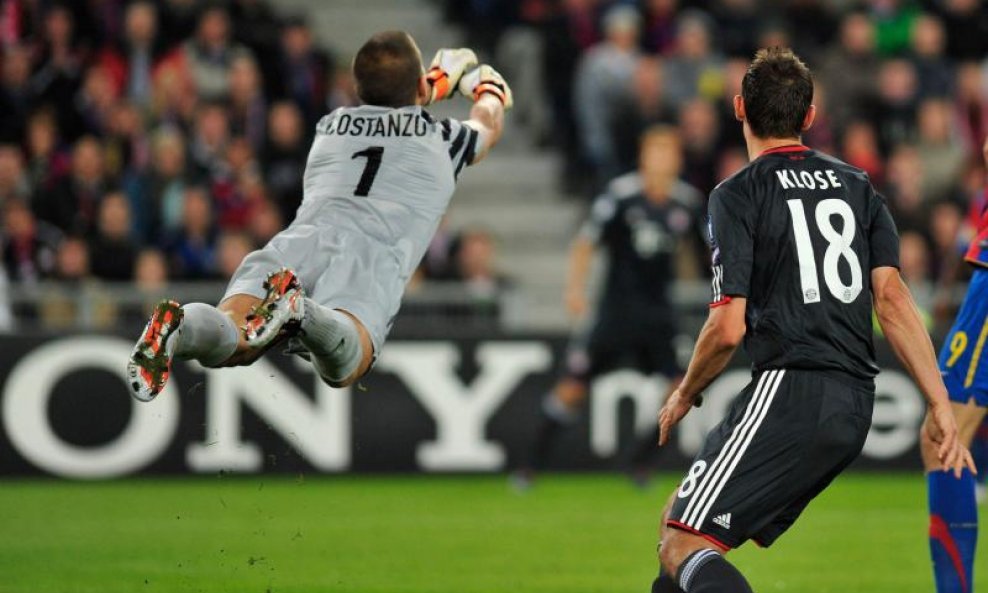 Franco Costanzo (Basel) vs. Miroslav Klose (Bayern)