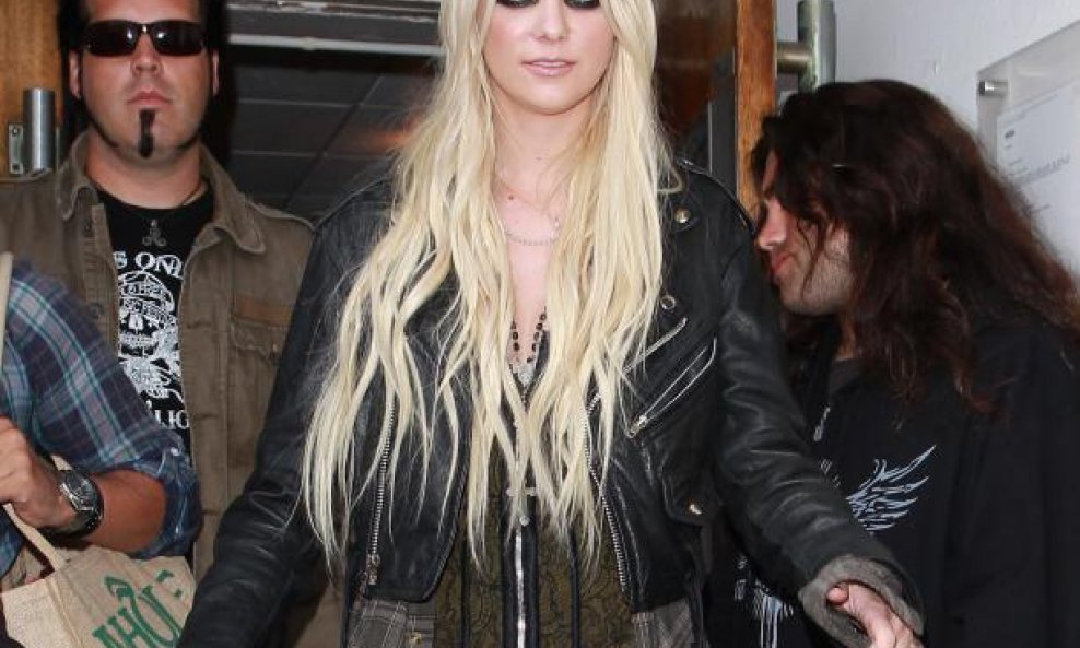 TAYLOR MOMSEN (6)