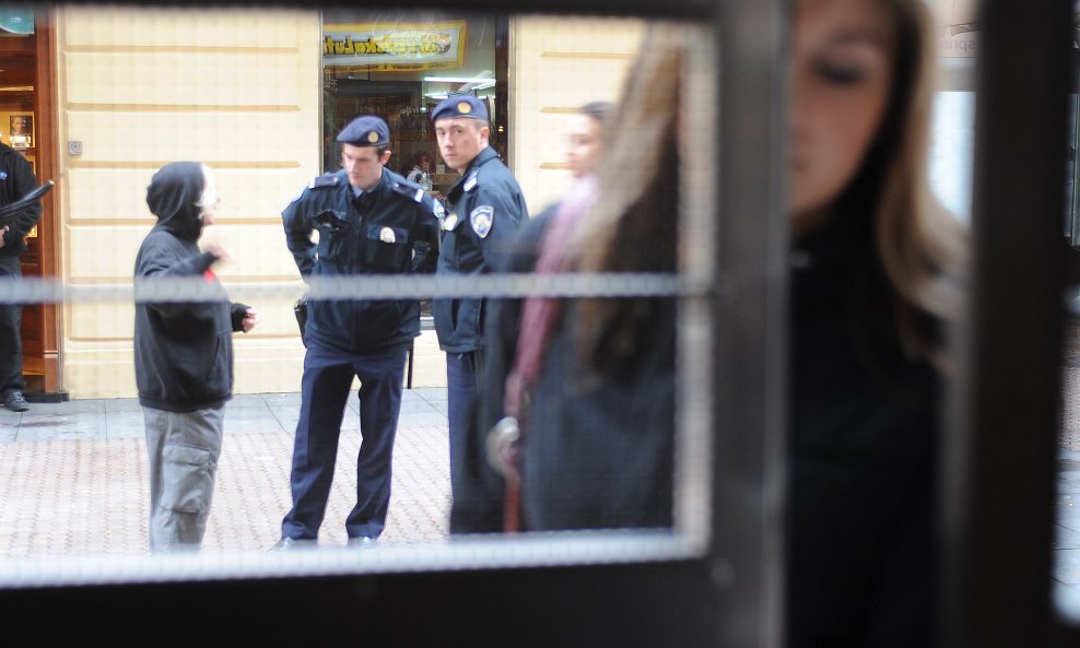 Policija ispred redakcije Novosti