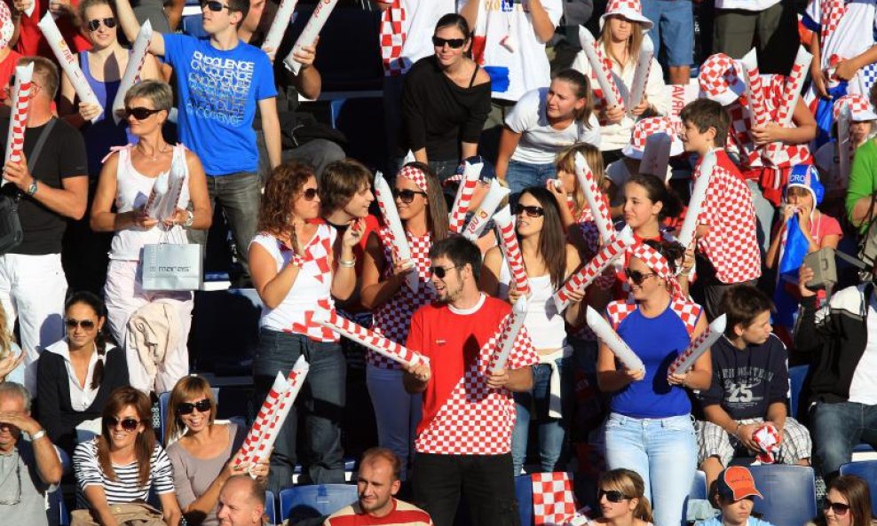 Navijači na tribinama (Hrvatska - Rumunjska)