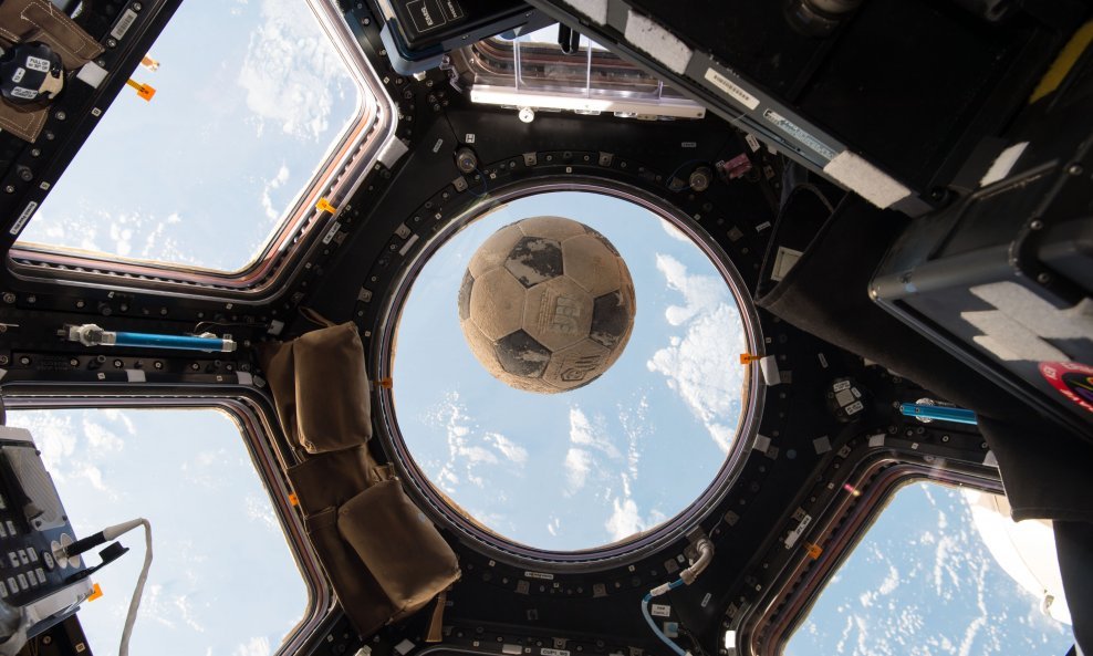 nogometna lopta na Međunarodnoj svemirskoj stanici