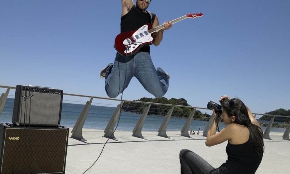 gitarist na plaži