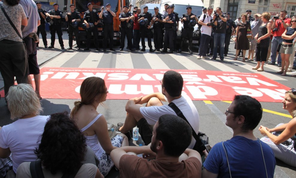 Prosvjednici i policajci