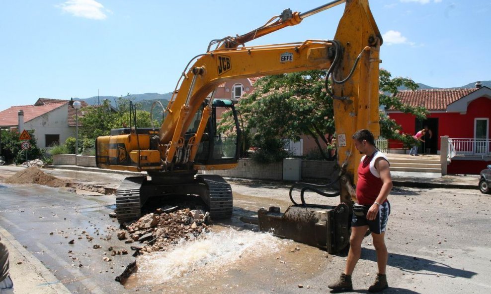 Probijena glavna vodovodna cijev u Vrgorcu