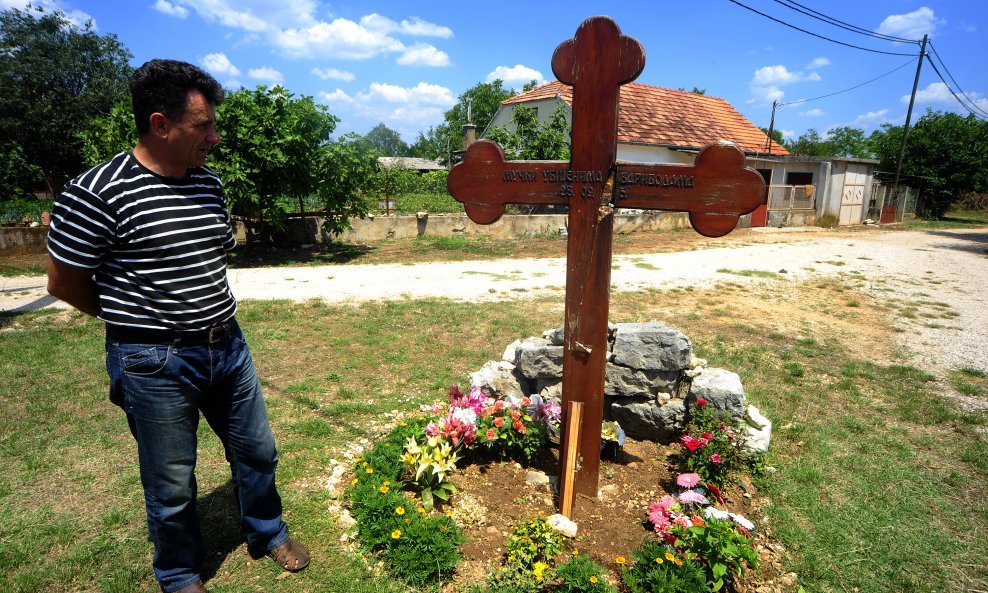 Božo Suša, vijećnik općine Kistanje, pored spomenika koji je u Varivodama samoinicijativno obnovio Ivan Zvonimir Čičak