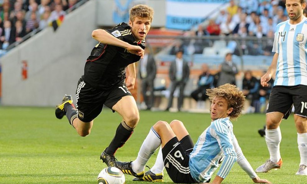 Thomas Müller, Mascerano i Heinze