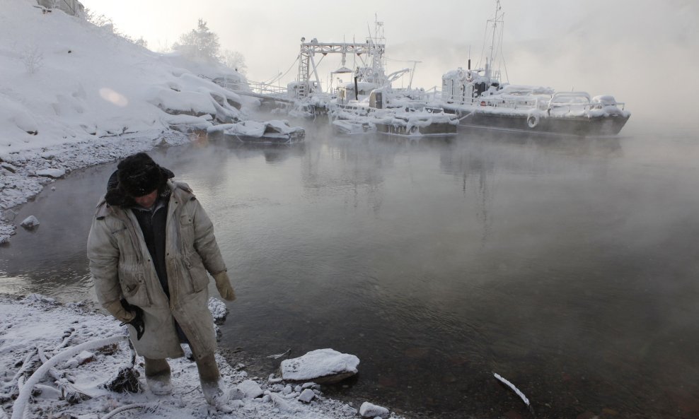 Čuvar pazi na brodove na ruskoj rijeci Yenisei, pri temperaturi od -36 stupnjeva Celzijevih