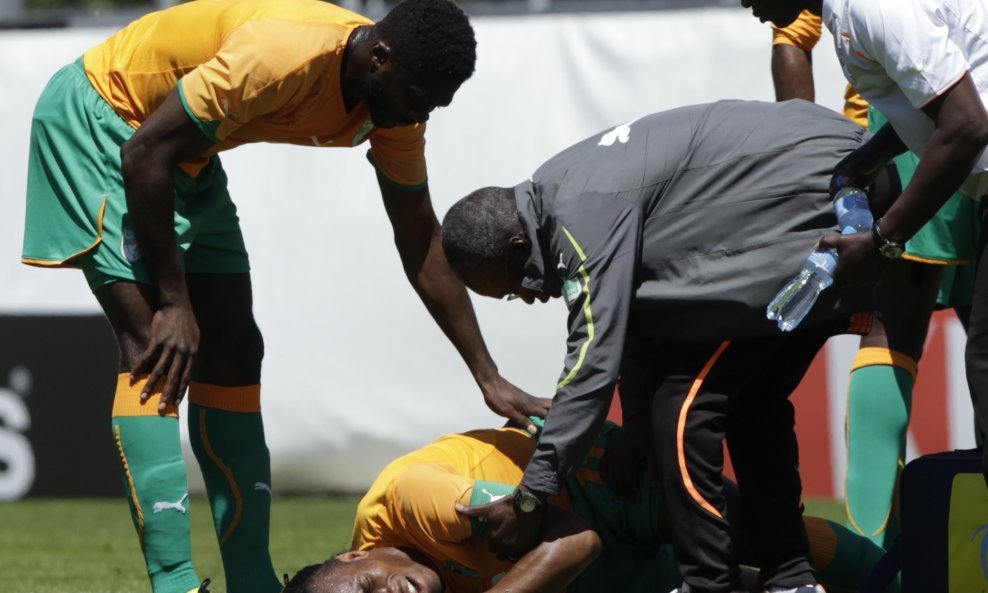Didier Drogba, na travnjaku, sa slomljenom rukom