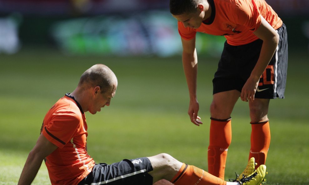 Arjen Robben (na travi) i Ibrahim Afellay 